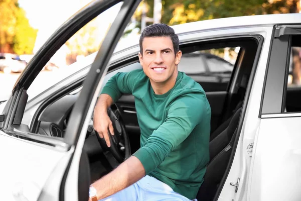 Uomo sul sedile del conducente — Foto Stock