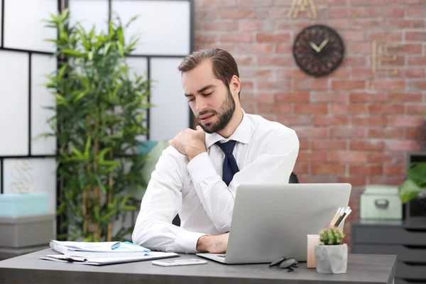 Hombre joven usando el ordenador portátil — Foto de Stock