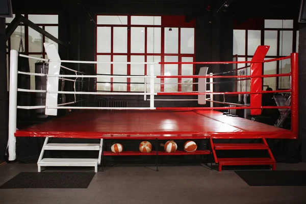 Anillo de boxeo en gimnasio — Foto de Stock