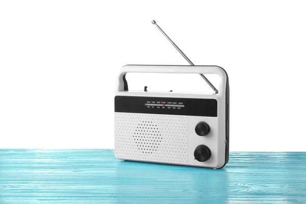 Rádio retro sobre fundo branco — Fotografia de Stock