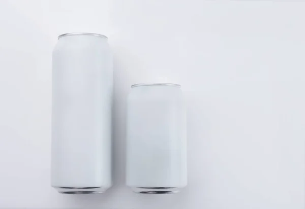 Duas latas, isoladas em branco — Fotografia de Stock