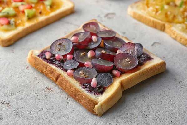 Tostadas con mermelada y uvas — Foto de Stock