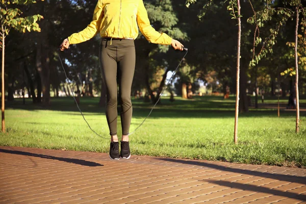 若い女性が縄跳び — ストック写真