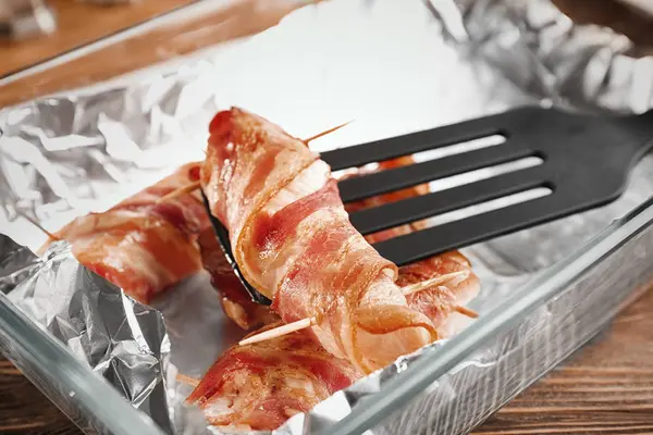 Bacon wrapped chicken nuggets — Stock Photo, Image
