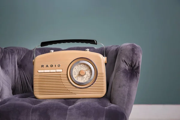 Fåtölj med eleganta radio — Stockfoto