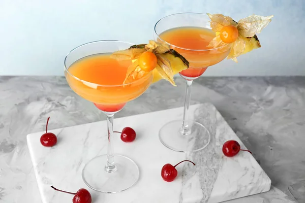 Gläser mit leckeren exotischen Cocktails — Stockfoto