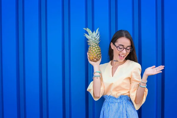 Çekici kadın ananas ile poz — Stok fotoğraf