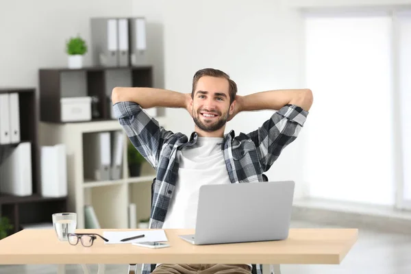 Hombre atractivo con portátil — Foto de Stock