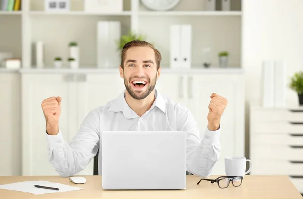 Hombre atractivo con portátil — Foto de Stock