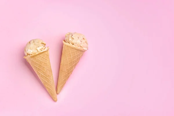 카라멜 아이스크림 와플 콘 — 스톡 사진