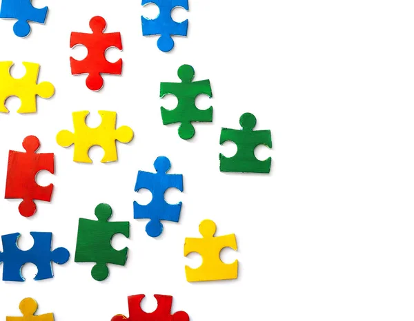 Bunte Puzzleteile auf weißem Hintergrund — Stockfoto