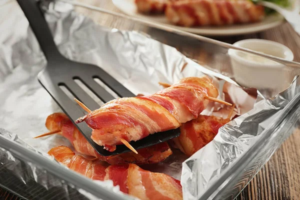 Pépites de poulet enveloppées de bacon — Photo