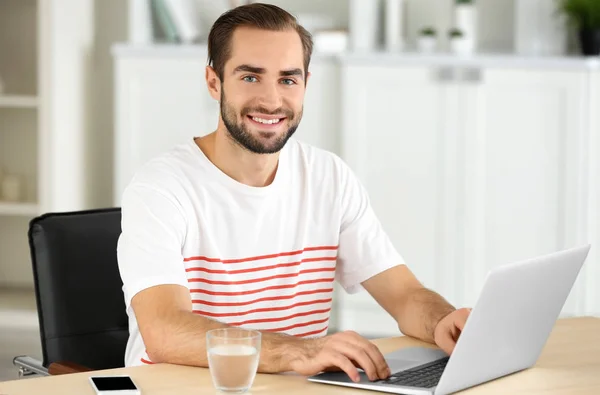 Uomo attraente con computer portatile — Foto Stock