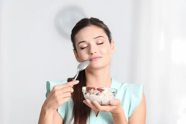 Mujer joven comiendo avena — Foto de Stock