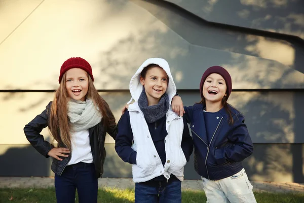 Bonito crianças elegantes ao ar livre — Fotografia de Stock