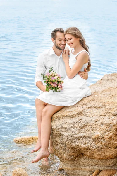 Feliz pareja recién casada —  Fotos de Stock