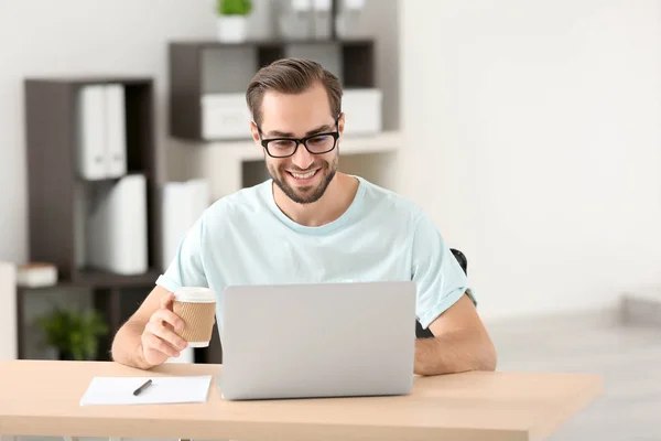 Attraktiver Mann mit Laptop — Stockfoto