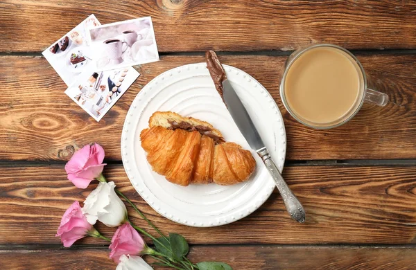 Leckeres Croissant und Kaffee — Stockfoto