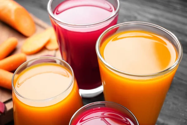 Bicchieri con succhi di frutta freschi — Foto Stock