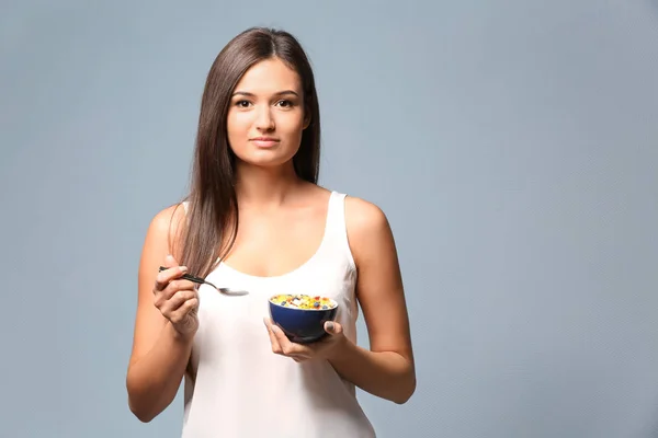 Ung kvinna äta havregryn — Stockfoto