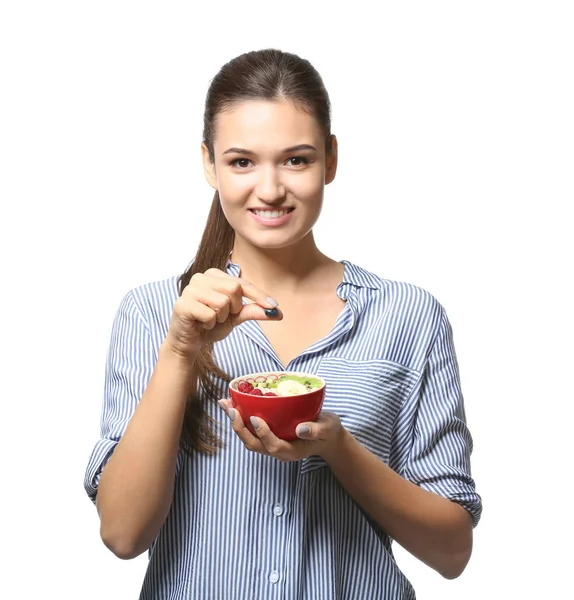 Frau hält Schüssel mit Haferflocken in der Hand — Stockfoto