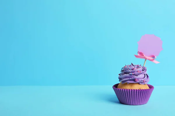 Välsmakande cupcake på bord — Stockfoto