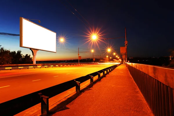 橋近くにある看板のモックアップ — ストック写真