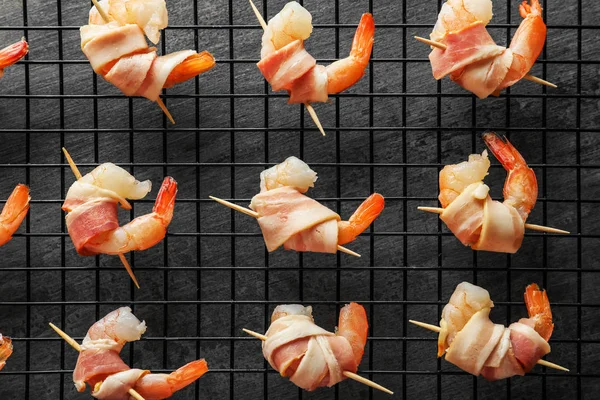 Shrimps wrapped in bacon — Stock Photo, Image