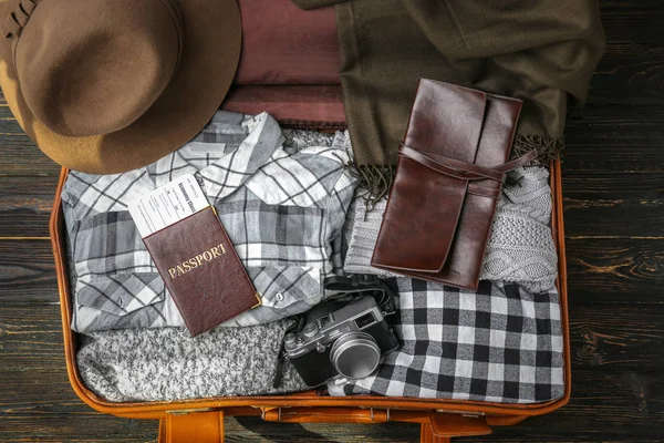 带衣服和护照的手提箱 — 图库照片