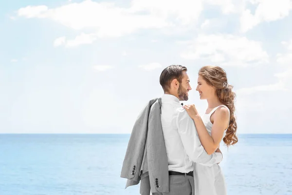 Szczęśliwy newlywed para — Zdjęcie stockowe