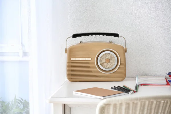 Retro radio op tafel op kamer — Stockfoto