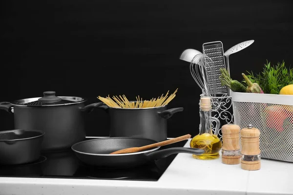 Diferentes utensilios de cocina en la estufa eléctrica —  Fotos de Stock