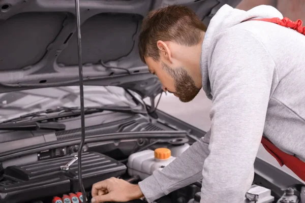 Young mechanic repairing car — Stock Photo, Image