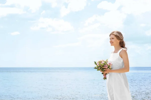 Joven novia en vestido blanco — Foto de Stock