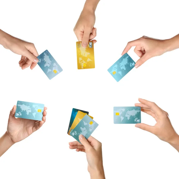 Kvinnor innehar kreditkort på vit bakgrund — Stockfoto