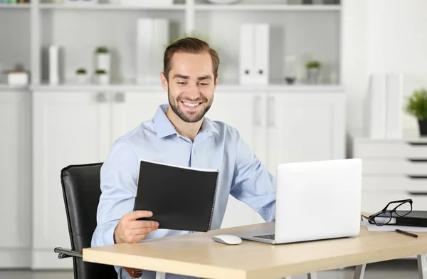 Homem atraente com laptop — Fotografia de Stock