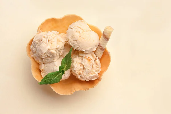 Ciotola per cialde con gelato al caramello — Foto Stock