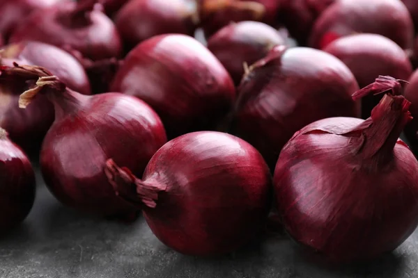 Cipolle rosse sul tavolo — Foto Stock