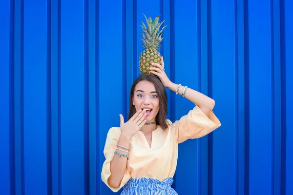 Atrakcyjna kobieta stwarzających z ananasem — Zdjęcie stockowe
