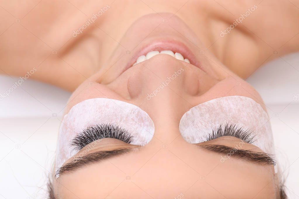 woman undergoing eyelashes extension procedure