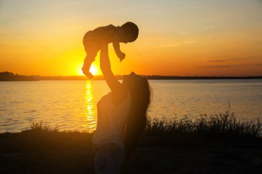 Genç anne holding bebek, açık havada