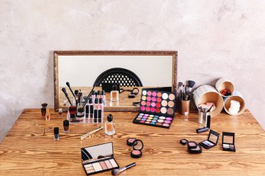 Kozmetik ayna ile tuvalet masasının üzerinde ayarla