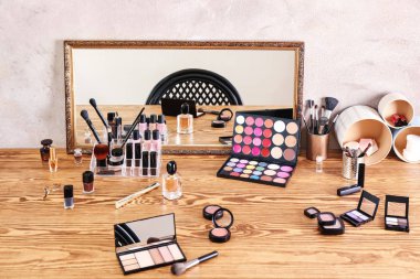 Kozmetik ayna ile tuvalet masasının üzerinde ayarla