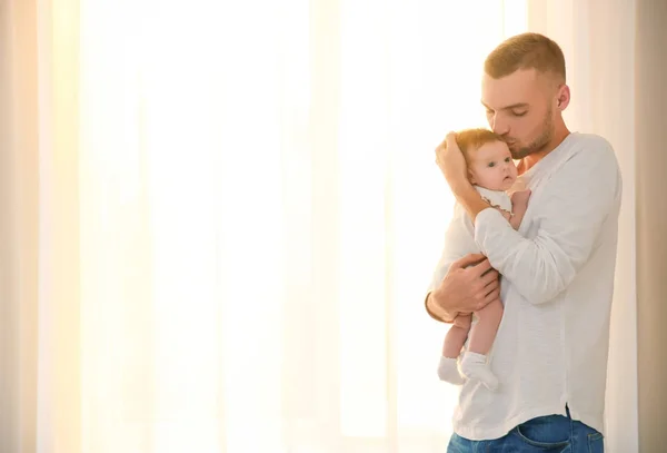 Jeune père tenant bébé à la maison — Photo