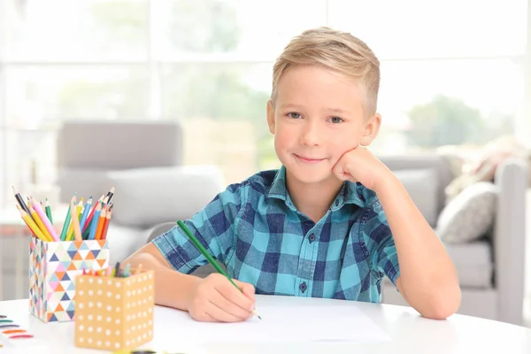 Lindo niño dibujo en casa — Foto de Stock