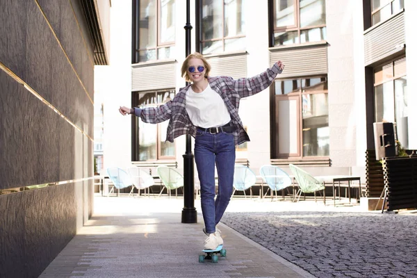 Aantrekkelijk meisje met skateboard — Stockfoto