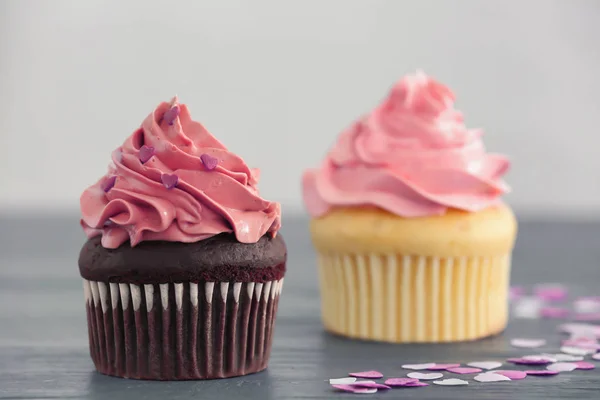 Čokoláda a vanilka cupcakes — Stock fotografie