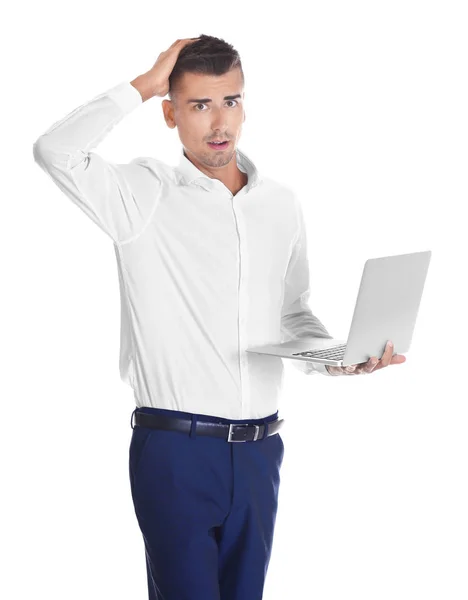 Заплутаний молодий бізнесмен з ноутбуком на білому тлі — стокове фото