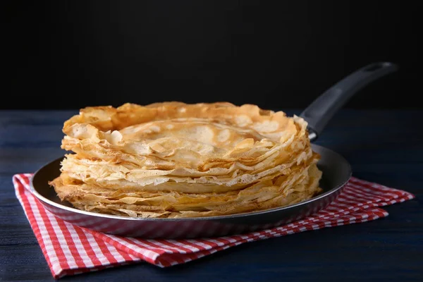 Padella con pila di deliziose frittelle sottili — Foto Stock