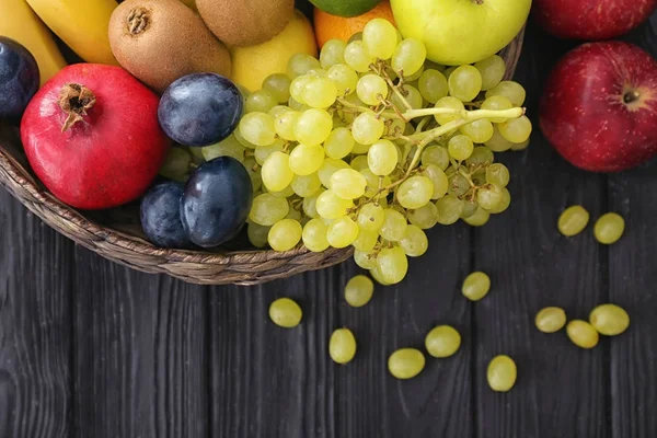 Cesta e frutas frescas — Fotografia de Stock